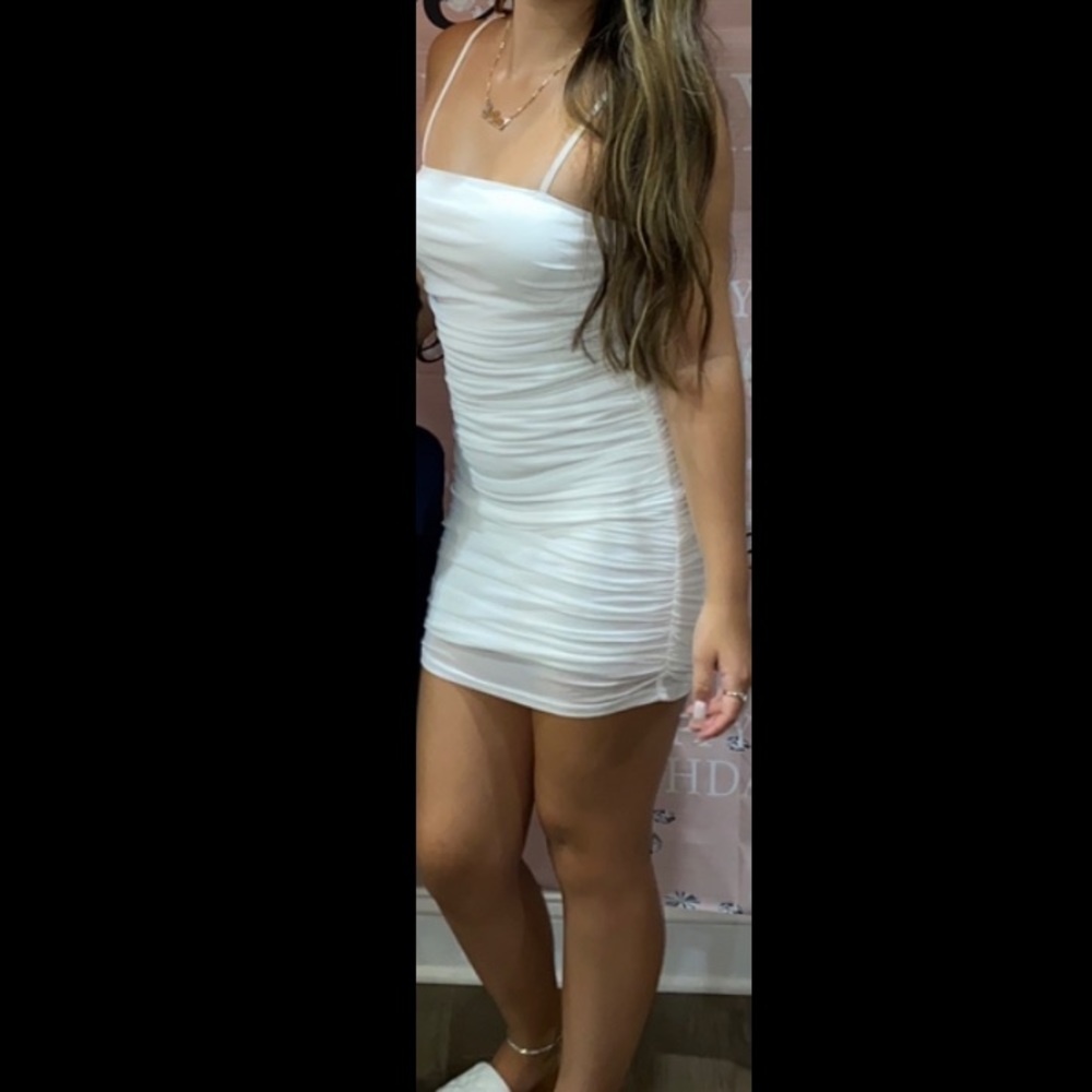 - White short runched dress 🤍